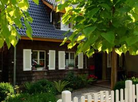 ホテル写真: Sonnige 2-Zimmer Wohnung mit Terrasse und Garten