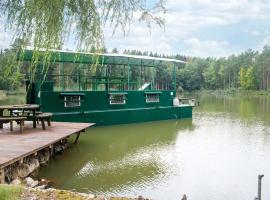 酒店照片: Comfy Houseboat in Florennes next to the Forest