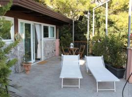 Chalet vista mare a Taormina con parcheggio Paolone House, hotel in Taormina