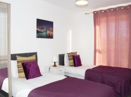 Hotel Foto: TMS Beautiful 2 Bedroom Apartment!Ensuite!Dovestone Lakeside