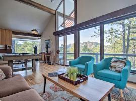 होटल की एक तस्वीर: Chic Boulder Mountain Home with Hot Tub and Views