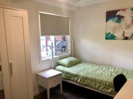 Hotel Photo: TREETOPS GUEST HOUSE INDOOROOPILLY