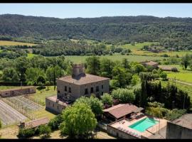 Fotos de Hotel: Villa in Prats de Llucanes Sleeps 22 with Pool