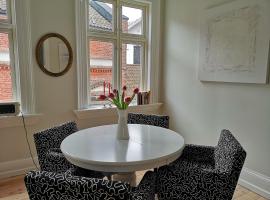 호텔 사진: Charming apartment in the center of Kragerø