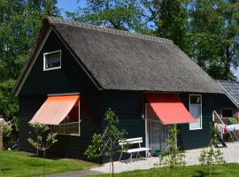 Hotel fotografie: A cosy house close to Giethoorn and the Weerribben Wieden National Park with a boat available hire