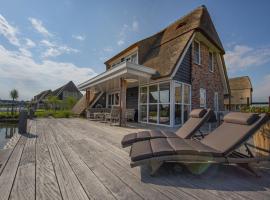 Hotel Foto: Beautiful villa with sunshower and terrace at the Tjeukemeer