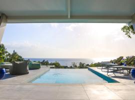 Villa 5* avec piscine et vue mer exceptionnelle, Hotel in Fort-de-France