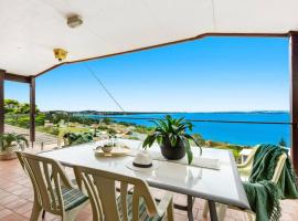 Hotel Foto: Spectacular Lake and Ocean View Holiday Home