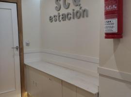 A picture of the hotel: Ecorooms SCQ estación