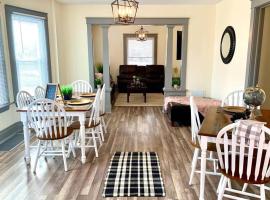 6BR Retreat-Great for Reunions and Getaways minutes from Niagara Falls, hotel in Niagara Falls