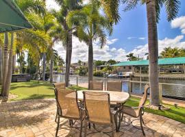 Ξενοδοχείο φωτογραφία: Sunny Waterfront Home by West Palm with Hot Tub!