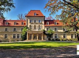 A picture of the hotel: Dwór Sieraków