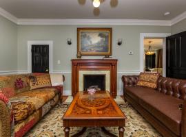 Hotel foto: Renowned historic home downtownacross from park