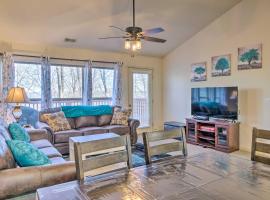 Hotel Photo: Walk-In Branson West Condo with Balcony, Pool Access