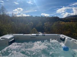 Fotos de Hotel: River Villa with amazing view + Jacuzzi, Garden, Forest access