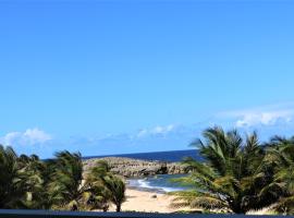 होटल की एक तस्वीर: Romantic Ocean View Apartment, Patio, BBQ, WiFi BeachFront and Pool