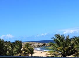 A picture of the hotel: Romantic Ocean View Apartment, Patio, BBQ, WiFi BeachFront and Pool