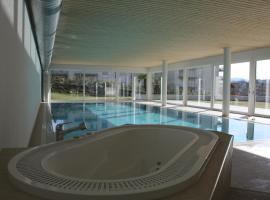 Hotel foto: Indoor Swimming Pool, Sauna, Fitness, Private Gardens, Spacious Modern Apartment