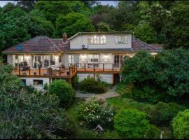 Secluded Villa with Lush Gardens, Spa and Fireplace, hotell sihtkohas Mount Dandenong