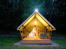 Глемпінг Шатро, hotel v destinaci Ulʼyaniki