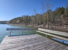 होटल की एक तस्वीर: Lakefront Table Rock Getaway with Private Swim Dock!