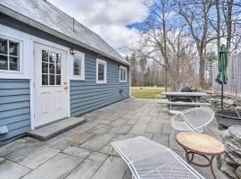 Ξενοδοχείο φωτογραφία: Charming Cottage with Yard - 2 Mi to Tinker St!