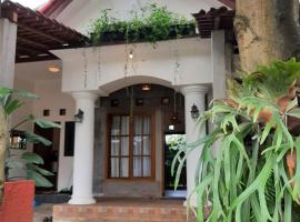 รูปภาพของโรงแรม: OMAH LUMUT Malang, Best Family Villa 3 Bedrooms Free Pool Kolam Renang