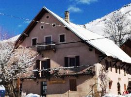 Hotel fotoğraf: appartement edlweiss 5 pers dans gite"la maison d'augustin" classé 2 étoiles, la tour,73530 st jean d'arves