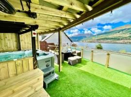 Foto di Hotel: Amazing Alps and Loch views - HOT TUB and pet friendly