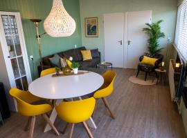 iwalani Beach Bungalow - large Private Garden - close to City Center & Beach, Hotel in De Koog