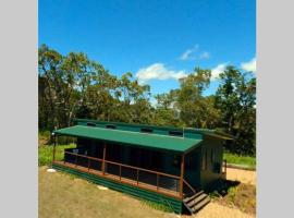Ridge Cabin - Stunning Views - 5km From Neighbours, hotel in Airlie Beach