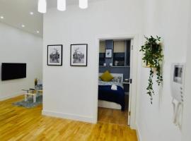 Hotel Photo: Cosy Central Self Contained Flat by CozyNest