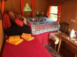 Kuscheliger Zirkuswagen im Wildgarten, hotel v destinaci Witzenhausen