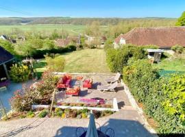 A picture of the hotel: Gîte de La Tronchoyse entre vins et nature