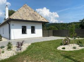 Hotel Foto: Biely domček so záhradou v malej obci Devičie