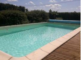 Hotel Photo: Maison 3 étoiles avec piscine et jacuzzi extérieur près de Sarlat
