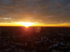 होटल की एक तस्वीर: Über den Wolken und super zentral zwischen Frankfurt und Darmstadt - 100qm