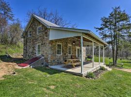 酒店照片: Idyllic Hellertown Cottage with Patio and Fire Pit!