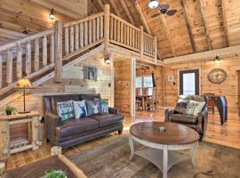 ホテル写真: Gatlinburg Cabin with Loft and Game Room 1 Mi to Town