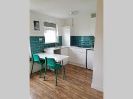 Stylish studio bungalow, close to Cardiff Centre, hotel in Cardiff