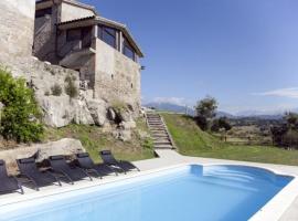 Фотографія готелю: Villa in Gironella Sleeps 12 with Pool