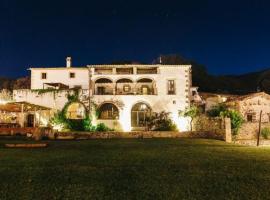 Hotelfotos: el Sallent Villa Sleeps 14 with Pool