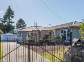 A picture of the hotel: Cosy family home with a sunny deck