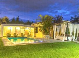 ホテル写真: Luxury 5 Bedrooms Villa with Private Pool and BBQ