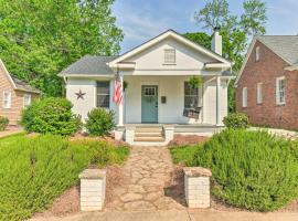 Hotel Foto: Elegant Charlotte Home with Fire Pit and Patio!