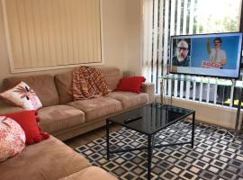 Foto di Hotel: Herries St Comfy 3 bed unit East side AC Netflix Wifi