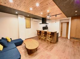 Hotel Photo: Manabi-stay Takayama SAKURA 提携駐車場利用可 古い町並みまで徒歩1分 最大9名宿泊可能な一等地で人工温泉を楽しむ