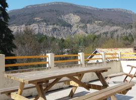 Hotelfotos: Maison avec terrasse dans village charmant