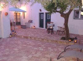 Guest House Páteo da Cadeia Velha, hotel in Serpa