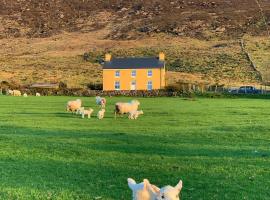 Hidden Hills Waterville - Private Farmhouse、ウォータービルのホテル